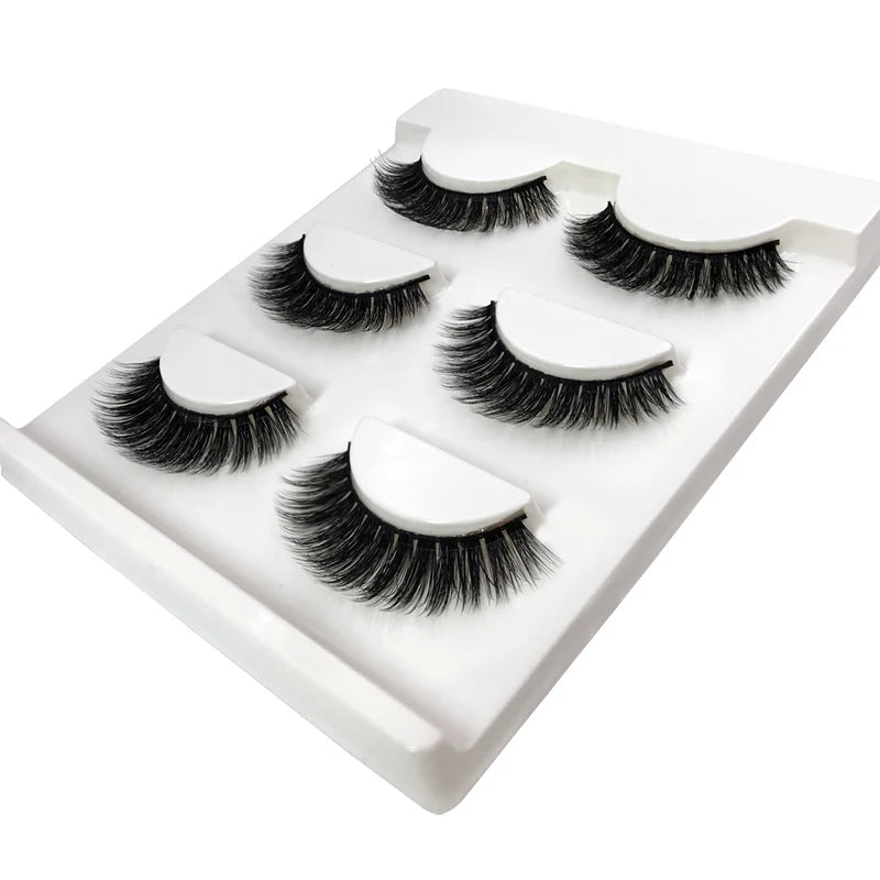 Natural false eyelashes, real 3D mink lashes for a dramatic and glamorous eye look by Paradise Divas
